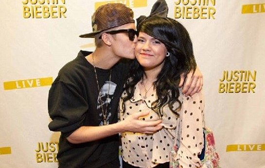 Justin Bieber `Usaha` dengan Remas Payudara Penggemar